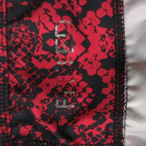 Danskin Now Fitted Snakeprint Dri-More Athletic Yoga Capri Pants M Red Black - Picture 3 of 16